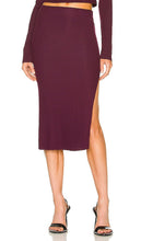 COTTON CITIZEN Melbourne Midi Skirt With Slit in Wine - COTTON CITIZEN Melbourne - Jupe mi-longue fendue - Vin rouge - COTTON CITIZEN 酒红色开衩墨尔本中长半身裙 - COTTON CITIZEN Melbourne Midirock mit Schlitz in Weinrot - COTTON CITIZEN 멜버른 미디 스커트, 슬릿 디테일 와인 - Gonna midi Melbourne COTTON CITIZEN con spacco color vino