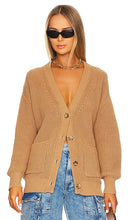 Callahan The Cardigan in Brown - Callahan le cardigan en marron - Callahan 棕色开衫 - Callahan Der Cardigan in Braun - Callahan THE 가디건 브라운 색상 - Callahan il cardigan in marrone