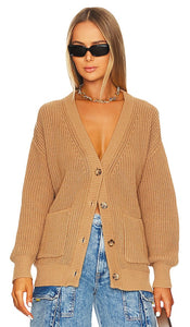 Callahan The Cardigan in Brown - Callahan le cardigan en marron - Callahan 棕色开衫 - Callahan Der Cardigan in Braun - Callahan THE 가디건 브라운 색상 - Callahan il cardigan in marrone
