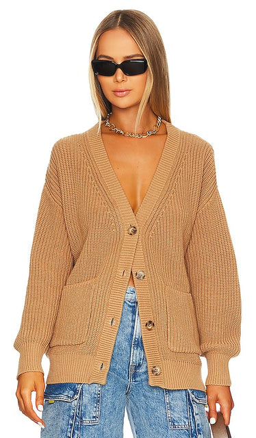 Callahan The Cardigan in Brown - Callahan le cardigan en marron - Callahan 棕色开衫 - Callahan Der Cardigan in Braun - Callahan THE 가디건 브라운 색상 - Callahan il cardigan in marrone