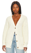 Callahan The Cardigan in Cream - Callahan le cardigan en crème - Callahan 奶油色开衫 - Callahan Der Cardigan in Creme - Callahan 더 가디건 - Callahan il cardigan in crema
