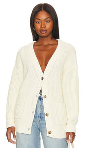 Callahan The Cardigan in Cream - Callahan le cardigan en crème - Callahan 奶油色开衫 - Callahan Der Cardigan in Creme - Callahan 더 가디건 - Callahan il cardigan in crema