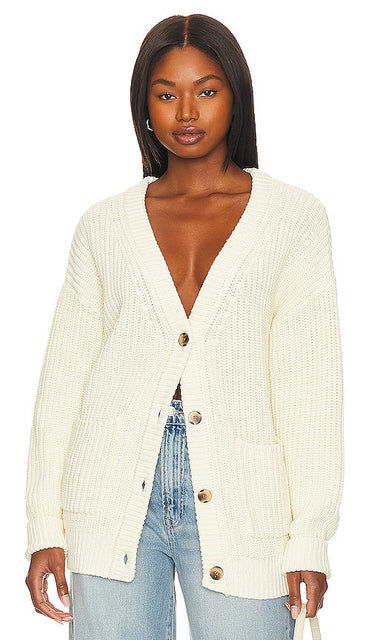 Callahan The Cardigan in Cream - Callahan le cardigan en crème - Callahan 奶油色开衫 - Callahan Der Cardigan in Creme - Callahan 더 가디건 - Callahan il cardigan in crema
