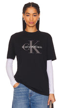 Calvin Klein Mono Logo Tee in Black - Calvin Klein - T-shirt à logo mono en noir - Calvin Klein 黑色 Mono Logo T 恤 - Calvin Klein Mono Logo T-Shirt in Schwarz - Calvin Klein 모노 로고 티셔츠 블랙 색상 - Maglietta Calvin Klein con logo mono in nero