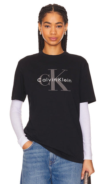 Calvin Klein Mono Logo Tee in Black - Calvin Klein - T-shirt à logo mono en noir - Calvin Klein 黑色 Mono Logo T 恤 - Calvin Klein Mono Logo T-Shirt in Schwarz - Calvin Klein 모노 로고 티셔츠 블랙 색상 - Maglietta Calvin Klein con logo mono in nero