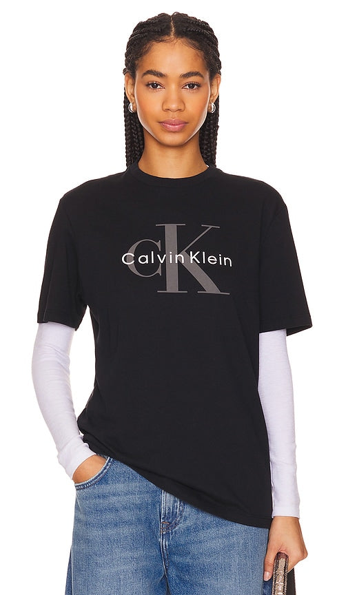 Calvin Klein Mono Logo Tee in Black - Calvin Klein - T-shirt à logo mono en noir - Calvin Klein 黑色 Mono Logo T 恤 - Calvin Klein Mono Logo T-Shirt in Schwarz - Calvin Klein 모노 로고 티셔츠 블랙 색상 - Maglietta Calvin Klein con logo mono in nero