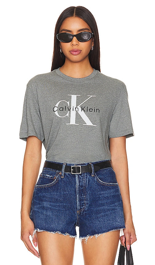 Calvin Klein Mono Logo Tee in Light Grey - Calvin Klein - T-shirt à logo mono en gris clair - Calvin Klein 浅灰色 Mono Logo T 恤 - Calvin Klein Mono Logo T-Shirt in Hellgrau - Calvin Klein 모노 로고 티셔츠 라이트 그레이 색상 - Maglietta Calvin Klein Mono Logo in grigio chiaro