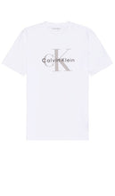 Calvin Klein Mono Logo Tee in White - Calvin Klein - T-shirt à logo mono en blanc - Calvin Klein 白色 Mono Logo T 恤 - Calvin Klein Mono Logo T-Shirt in Weiß - Calvin Klein 모노 로고 티셔츠 화이트 색상 - Maglietta Calvin Klein con logo mono in bianco