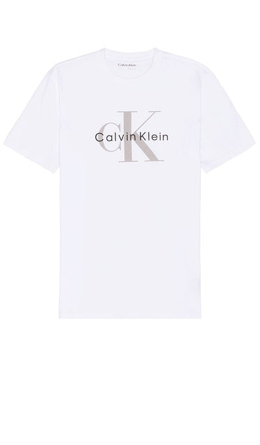 Calvin Klein Mono Logo Tee in White - Calvin Klein - T-shirt à logo mono en blanc - Calvin Klein 白色 Mono Logo T 恤 - Calvin Klein Mono Logo T-Shirt in Weiß - Calvin Klein 모노 로고 티셔츠 화이트 색상 - Maglietta Calvin Klein con logo mono in bianco