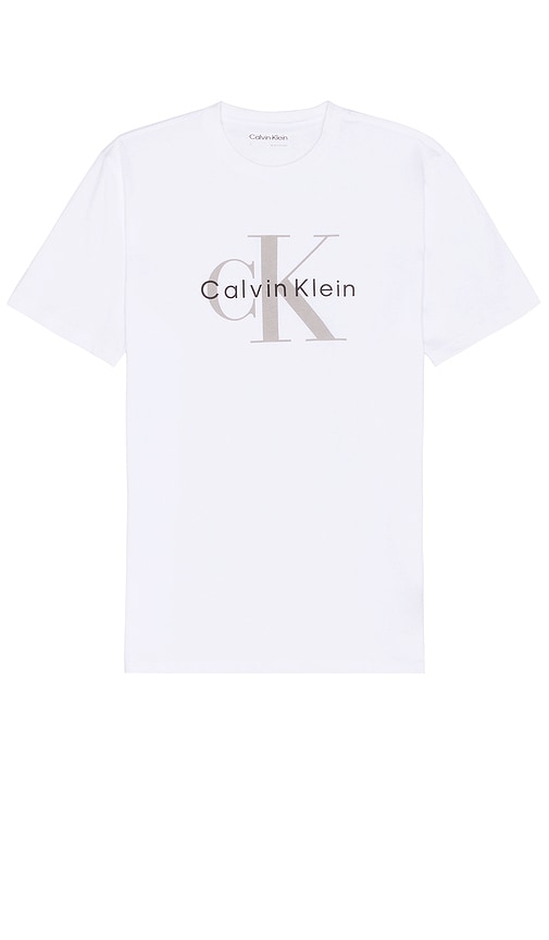 Calvin Klein Mono Logo Tee in White - Calvin Klein - T-shirt à logo mono en blanc - Calvin Klein 白色 Mono Logo T 恤 - Calvin Klein Mono Logo T-Shirt in Weiß - Calvin Klein 모노 로고 티셔츠 화이트 색상 - Maglietta Calvin Klein con logo mono in bianco