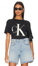 Calvin Klein Monogram Logo Tee in Black - Calvin Klein - T-shirt avec logo monogramme - Noir - Calvin Klein 黑色 Monogram 徽标 T 恤 - Calvin Klein T-Shirt mit Monogramm-Logo in Schwarz - Calvin Klein 모노그램 로고 티셔츠 블랙 색상 - Maglietta con logo monogramma Calvin Klein in nero