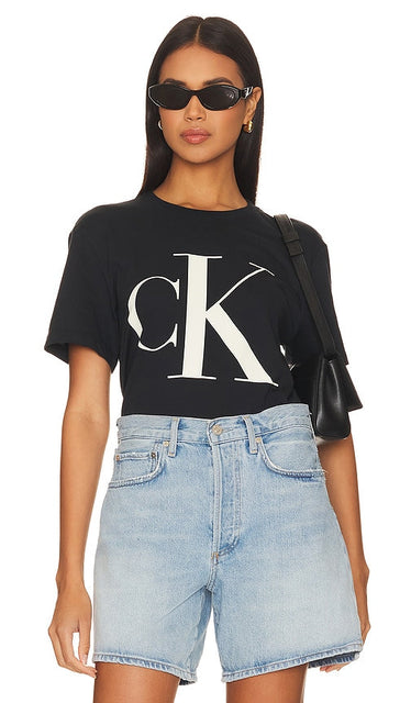 Calvin Klein Monogram Logo Tee in Black - Calvin Klein - T-shirt avec logo monogramme - Noir - Calvin Klein 黑色 Monogram 徽标 T 恤 - Calvin Klein T-Shirt mit Monogramm-Logo in Schwarz - Calvin Klein 모노그램 로고 티셔츠 블랙 색상 - Maglietta con logo monogramma Calvin Klein in nero