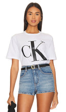 Calvin Klein Monogram Logo Tee in White - Calvin Klein - T-shirt avec logo monogramme - Blanc - Calvin Klein 白色 Monogram 徽标 T 恤 - Calvin Klein T-Shirt mit Monogramm-Logo in Weiß - Calvin Klein 모노그램 로고 티셔츠 화이트 색상 - Maglietta con logo monogramma Calvin Klein in bianco