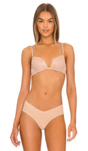 Calvin Klein Underwear Calvin Klein Liquid Touch Push Up Plunge Bra in Nude - Calvin Klein Sous-vêtements Calvin Klein - Liquid Touch - Soutien-gorge plongeant push-up - Nude - Calvin Klein Underwear Calvin Klein Liquid Touch 聚拢深 V 文胸裸色 - Calvin Klein Unterwäsche Calvin Klein Liquid Touch Push-Up-Plunge-BH in Nude - Calvin Klein 언더웨어 Calvin Klein Liquid Touch 푸시업 플런지 브라(누드) - Calvin Klein Intimo Calvin Klein Liquid Touch Reggiseno push up con scollo profondo in color nudo