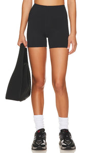 Camila Coelho Amira 4 Short in Black - Camila Coelho Short Amira 4 en noir - Camila Coelho Amira 4 黑色短裤 - Camila Coelho Amira 4 Short in Schwarz - Camila Coelho Amira 4 쇼트 블랙 색상 - Camila Coelho Amira 4 corto in nero