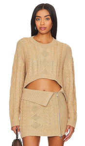 Camila Coelho Carmen Cropped Cable Crew in Tan - Camila Coelho - Carmen - Col ras du cou court - Fauve - Camila Coelho Carmen 黄褐色短款电缆上衣 - Camila Coelho Carmen – Kurz geschnittenes Cable Crew in Hellbraun - Camila Coelho Carmen 크롭 케이블 크루 탠 색상 - Camila Coelho Carmen, squadra di cavi ritagliata in marrone chiaro
