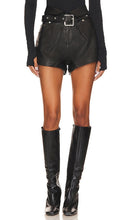 Camila Coelho Elvira Leather Short in Black - Camila Coelho Short en cuir Elvira en noir - Camila Coelho Elvira 黑色皮革短裤 - Camila Coelho Elvira Ledershorts in Schwarz - Camila Coelho 엘비라 가죽 쇼츠 블랙 색상 - Camila Coelho Pantaloncini in pelle Elvira in nero
