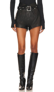 Camila Coelho Elvira Leather Short in Black - Camila Coelho Short en cuir Elvira en noir - Camila Coelho Elvira 黑色皮革短裤 - Camila Coelho Elvira Ledershorts in Schwarz - Camila Coelho 엘비라 가죽 쇼츠 블랙 색상 - Camila Coelho Pantaloncini in pelle Elvira in nero