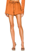 Camila Coelho Estella Short in Metallic Copper - Camila Coelho Short Estella en cuivre métallisé - Camila Coelho Estella 金属铜色短裤 - Camila Coelho Estella Short in Metallic-Kupfer - Camila Coelho Estella 메탈릭 코퍼 쇼츠 - Camila Coelho Estella Short in rame metallizzato