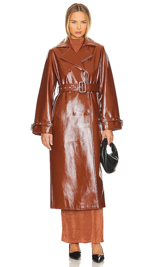 Camila Coelho Eugenia Faux Patent Trench Coat in Brown - Camila Coelho - Trench-coat Eugenia en faux vernis marron - Camila Coelho Eugenia 棕色人造漆皮风衣 - Camila Coelho Eugenia Trenchcoat aus Kunstlack in Braun - Camila Coelho Eugenia 인조 페이턴트 트렌치코트 브라운 색상 - Trench in vernice sintetica Camila Coelho Eugenia in marrone