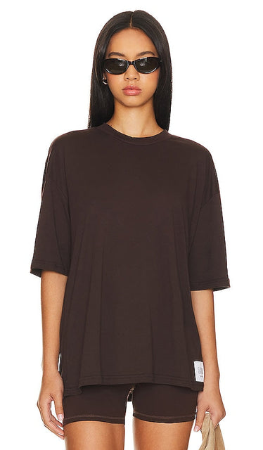 Camila Coelho Ingrid Tee in Chocolate - Camila Coelho T-shirt Ingrid en chocolat - Camila Coelho Ingrid 巧克力 T 恤 - Camila Coelho Ingrid T-Shirt in Schokolade - Camila Coelho 잉그리드 티셔츠 - Maglietta Camila Coelho Ingrid color cioccolato