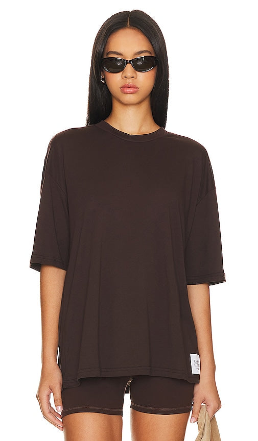 Camila Coelho Ingrid Tee in Chocolate - Camila Coelho T-shirt Ingrid en chocolat - Camila Coelho Ingrid 巧克力 T 恤 - Camila Coelho Ingrid T-Shirt in Schokolade - Camila Coelho 잉그리드 티셔츠 - Maglietta Camila Coelho Ingrid color cioccolato