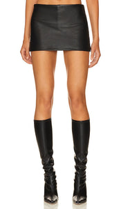 Camila Coelho Katalina Leather Mini Skort in Black - Camila Coelho - Katalina - Mini-jupe en cuir noire - Camila Coelho Katalina 黑色皮革迷你裙裤 - Camila Coelho Katalina Mini-Skort aus Leder in Schwarz - Camila Coelho Katalina 가죽 미니 스커트 블랙 색상 - Camila Coelho Katalina Mini gonna pantalone in pelle nera