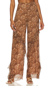 Camila Coelho Lilia Ruffle Pant in Brown - Camila Coelho Pantalon à volants Lilia en marron - Camila Coelho Lilia 棕色荷叶边长裤 - Camila Coelho Lilia Rüschenhose in Braun - Camila Coelho Lilia 러플 팬츠 브라운 색상 - Pantaloni Camila Coelho Lilia con volant in marrone