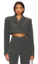 Camila Coelho Ludlow Cropped Blazer in Charcoal - Camila Coelho Blazer court Ludlow en charbon de bois - Camila Coelho Ludlow 木炭色短款西装外套 - Camila Coelho Ludlow Kurzblazer in Anthrazit - Camila Coelho Ludlow 크롭 블레이저 차콜 색상 - Blazer corto Camila Coelho Ludlow in carbone