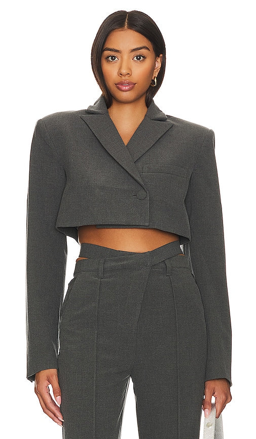 Camila Coelho Ludlow Cropped Blazer in Charcoal - Camila Coelho Blazer court Ludlow en charbon de bois - Camila Coelho Ludlow 木炭色短款西装外套 - Camila Coelho Ludlow Kurzblazer in Anthrazit - Camila Coelho Ludlow 크롭 블레이저 차콜 색상 - Blazer corto Camila Coelho Ludlow in carbone