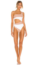 Camila Coelho Rumba One Piece in Tan - Camila Coelho - Rumba - Une pièce en beige - 卡米拉·科埃略 (Camila Coelho) 棕褐色伦巴舞曲 - Camila Coelho Rumba Einteiler in Hellbraun - Camila Coelho 룸바 원피스 - Camila Coelho Rumba Costume intero in marrone chiaro