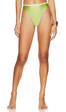 Camila Coelho Talita High Waist Bottom in Green - Camila Coelho Bas taille haute Talita en vert - Camila Coelho Talita 绿色高腰底裤 - Camila Coelho Talita Hose mit hoher Taille in Grün - Camila Coelho Talita 하이웨이스트 보텀 그린 색상 - Pantaloni a vita alta Camila Coelho Talita in verde