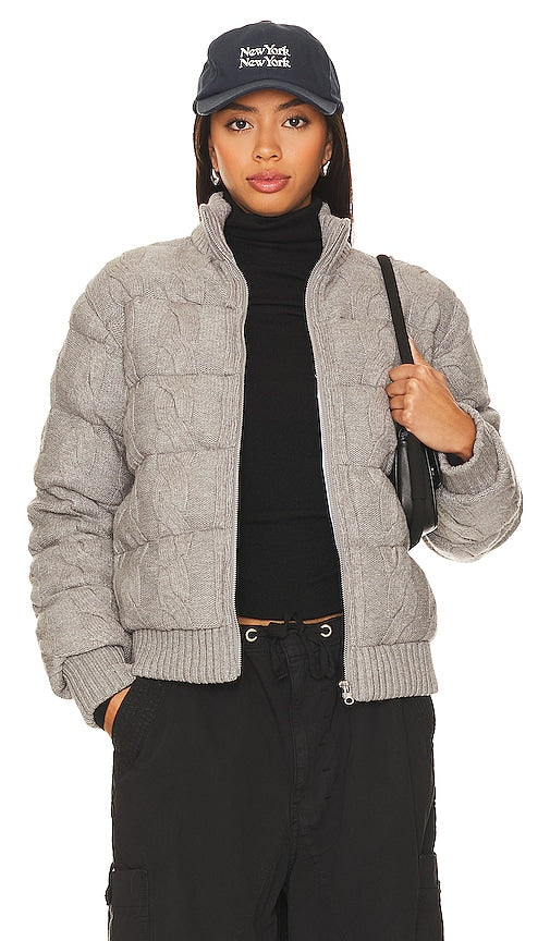 Central Park West Aubrey Cable Puffer Jacket in Grey - Central Park West - Aubrey - Doudoune torsadée - Gris - Central Park West Aubrey Cable 灰色填充夹克 - Central Park West Aubrey Cable Puffer-Jacke in Grau - Central Park West Aubrey 케이블 퍼퍼 재킷 그레이 색상 - Piumino a trecce Central Park West Aubrey in grigio