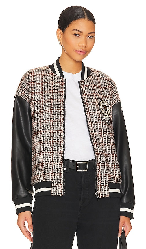 Central Park West Dallas Faux Leather Patch Bomber in Beige - Central Park West Dallas - Bomber avec patch en similicuir - Beige - Central Park West Dallas 米色人造皮革贴片飞行员夹克 - Central Park West Dallas Bomberjacke aus Kunstleder mit Aufnäher in Beige - 센트럴 파크 웨스트 댈러스 인조 가죽 패치 봄버 베이지 색상 - Bomber con toppa in ecopelle Central Park West Dallas in beige