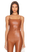 Commando Faux Leather Cami Bodysuit in Brown - Body caraco en similicuir Commando en marron - 棕色 Commando 人造皮革吊带连体衣 - Commando Cami-Body aus Kunstleder in Braun - Commando 인조 가죽 캐미 바디수트 브라운 색상 - Body Commando Cami in ecopelle in marrone