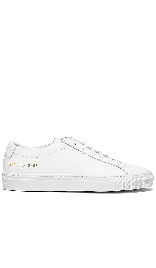 Common Projects Original Achilles Low Sneaker in White - Common Projects - Original Achilles - Baskets basses - Blanc - Common Projects Original Achilles 白色低帮运动鞋 - Common Projects Original Achilles Low Sneaker in Weiß - Common Projects 오리지널 아킬레스 로우 스니커즈 화이트 색상 - Progetti comuni Sneaker bassa originale Achilles in bianco