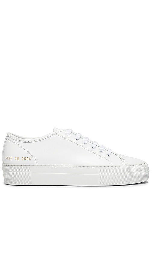 Common Projects Tournament Low Platform Super Sneaker in White - Common Projects - Super sneaker basse à plateforme Tournament - Blanc - Common Projects Tournament 白色低帮超级运动鞋 - Common Projects Tournament Super-Sneaker mit niedriger Plattform in Weiß - Common Projects Tournament 로우 플랫폼 슈퍼 스니커즈 화이트 색상 - Progetti comuni Super Sneaker Tournament con piattaforma bassa in bianco