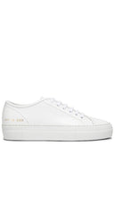 Common Projects Tournament Low Platform Super Sneaker in White - Common Projects - Super sneaker basse à plateforme Tournament - Blanc - Common Projects Tournament 白色低帮超级运动鞋 - Common Projects Tournament Super-Sneaker mit niedriger Plattform in Weiß - Common Projects Tournament 로우 플랫폼 슈퍼 스니커즈 화이트 색상 - Progetti comuni Super Sneaker Tournament con piattaforma bassa in bianco