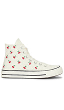 Converse Chuck 70 Cherries Sneaker in White - Baskets Converse Chuck 70 Cherrys en blanc - Converse Chuck 70 Cherries 白色运动鞋 - Converse Chuck 70 Cherries Sneaker in Weiß - Converse 척 70 체리 스니커즈화이트 색상 - Sneaker Converse Chuck 70 Cherries in bianco
