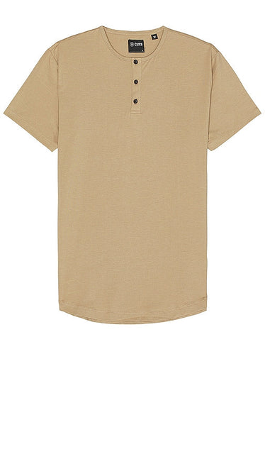 Cuts Ao Curve Hem Henley in Tan - Henley coupe Ao Curve Hem en beige - 棕褐色 Ao 曲线下摆亨利式剪裁 - Cuts Ao Curve Hem Henley in Hellbraun - Cuts Ao Curve Hem 헨리 탠 컬러 - Taglia Ao Curve Hem Henley in marrone chiaro