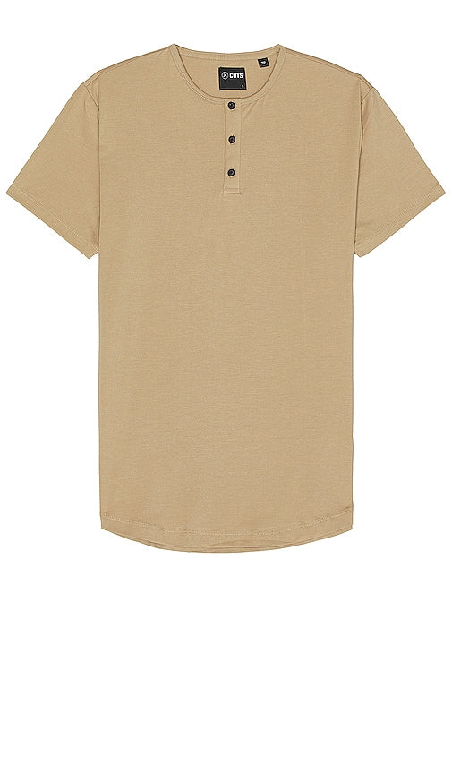 Cuts Ao Curve Hem Henley in Tan - Henley coupe Ao Curve Hem en beige - 棕褐色 Ao 曲线下摆亨利式剪裁 - Cuts Ao Curve Hem Henley in Hellbraun - Cuts Ao Curve Hem 헨리 탠 컬러 - Taglia Ao Curve Hem Henley in marrone chiaro