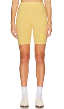 DANZY Biker Shorts in Yellow - Short motard DANZY en jaune - DANZY 黄色机车短裤 - DANZY Biker-Shorts in Gelb - DANZY 바이커 쇼츠 옐로우 색상 - Pantaloncini da motociclista DANZY in giallo