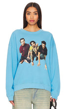 DAYDREAMER Blink 182 Photo Crew in Baby Blue - DAYDREAMER Blink 182 Photo Crew en bleu bébé - DAYDREAMER Blink 182 Photo Crew 淡蓝色 - DAYDREAMER Blink 182 Fototeam in Babyblau - DAYDREAMER 블링크 182 포토 크루 베이비 블루 색상 - La troupe fotografica dei Blink 182 di DAYDREAMER in celeste