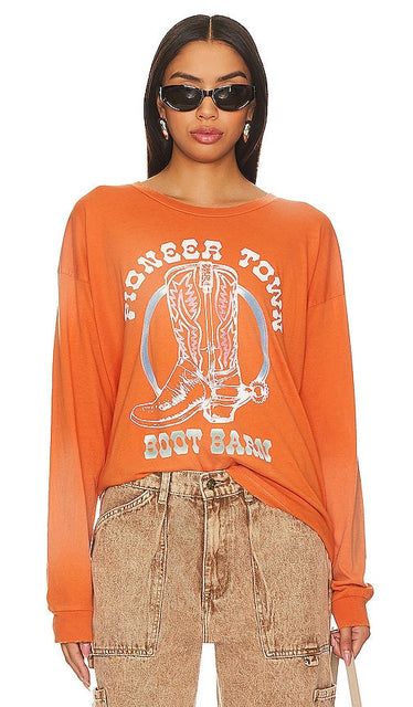 DAYDREAMER Pioneer Town Tee in Orange - T-shirt DAYDREAMER Pioneer Town en orange - DAYDREAMER Pioneer Town 橙色 T 恤 - DAYDREAMER Pioneer Town T-Shirt in Orange - DAYDREAMER Pioneer 타운 티셔츠 - Maglietta DAYDREAMER Pioneer Town in arancione