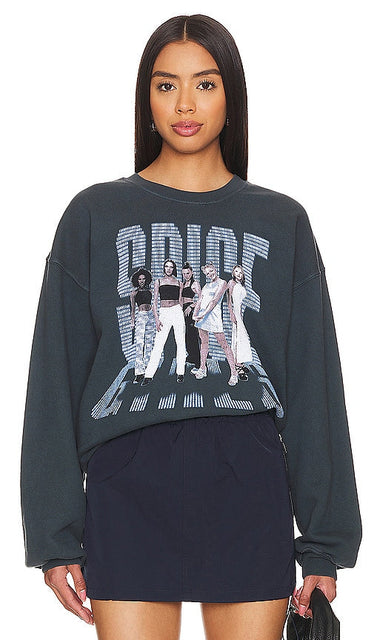 DAYDREAMER Spice Girls Live Tonight Crew in Black - DAYDREAMER Spice Girls Live Tonight Crew en noir - DAYDREAMER Spice Girls Live Tonight 黑色成员 - DAYDREAMER Spice Girls Live Tonight Crew in Schwarz - DAYDREAMER Spice Girls Live Tonight 크루 블랙 색상 - DAYDREAMER Spice Girls Live Tonight Crew in nero