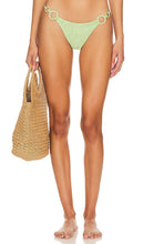 DEVON WINDSOR Alaya Bikini Bottom in Green - DEVON WINDSOR Bas de bikini Alaya en vert - DEVON WINDSOR Alaya 绿色比基尼泳裤 - DEVON WINDSOR Alaya Bikinihose in Grün - DEVON WINDSOR Alaya 비키니 하의 그린 색상 - DEVON WINDSOR Slip bikini Alaya in verde