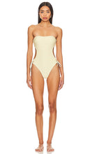 DEVON WINDSOR Claudette One Piece in Yellow - DEVON WINDSOR Claudette une pièce en jaune - DEVON WINDSOR Claudette 黄色一件 - DEVON WINDSOR Claudette Einteiler in Gelb - DEVON WINDSOR 클로데트 원피스 옐로우 색상 - DEVON WINDSOR Costume intero Claudette in giallo