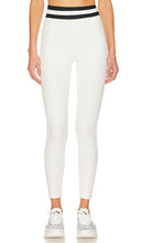 DEVON WINDSOR Duke Legging in White - Legging Duke DEVON WINDSOR en blanc - DEVON WINDSOR Duke 白色打底裤 - DEVON WINDSOR Duke Legging in Weiß - DEVON WINDSOR 듀크 레깅스 화이트 색상 - DEVON WINDSOR Duke Legging in bianco