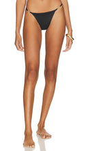 DEVON WINDSOR Gloria Bikini Bottom in Black - DEVON WINDSOR Bas de bikini Gloria en noir - DEVON WINDSOR Gloria 黑色比基尼泳裤 - DEVON WINDSOR Gloria Bikinihose in Schwarz - DEVON WINDSOR Gloria 비키니 하의 블랙 색상 - DEVON WINDSOR Slip bikini Gloria in nero