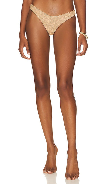 DEVON WINDSOR Hattie Bikini Bottom in Metallic Gold - DEVON WINDSOR Bas de bikini Hattie en or métallisé - DEVON WINDSOR Hattie 金属金色比基尼泳裤 - DEVON WINDSOR Hattie Bikinihose in Metallic-Gold - DEVON WINDSOR 해티 비키니 하의 - DEVON WINDSOR Parte inferiore del bikini Hattie in oro metallizzato
